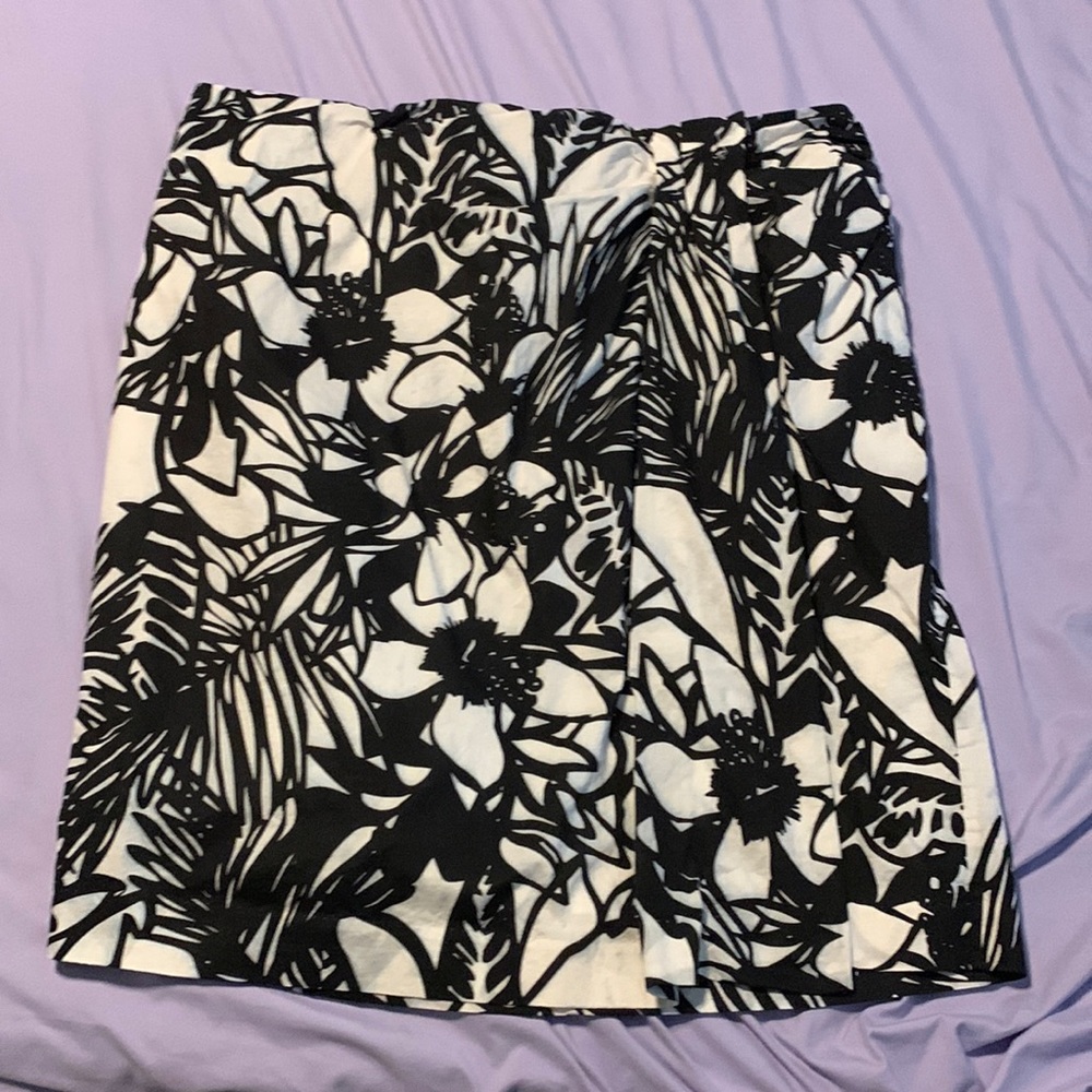 Lane Bryant wrap skirt. Size 22. Black and white. Knee-length